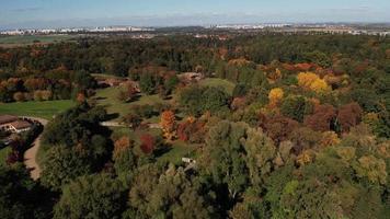 aereo Visualizza di autunno parco su un' soleggiato giorno video