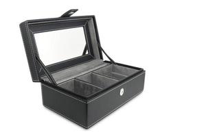 caja abierta de cuero negro sobre blanco foto