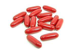 pastillas rojas aisladas sobre fondo blanco foto