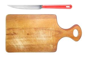 tabla de cortar de madera y cuchillo de cocina pequeño aislado foto