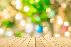 Mesa de madera vacía con árbol de navidad borroso con fondo de luz bokeh foto