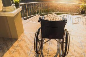 silla de ruedas vacía cerca del pasillo del hospital para pacientes de servicio y personas con discapacidad. médico foto