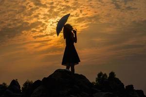 silueta chica triste al atardecer. foto