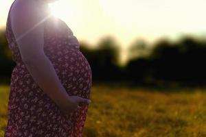 vientre de mujer embarazada. concepto de embarazo foto