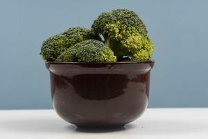 brócoli crudo fresco en una olla aislada, foto