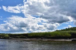 hermoso paisaje con hierba de pantano y un río de marea foto