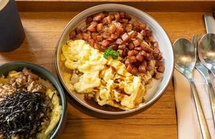 fusión asiática de comida tailandesa y japonesa, incluido arroz con cerdo y huevos revueltos servidos con bebida en el restaurante foto