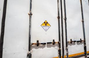 Señal de advertencia de radiación en la etiqueta de transporte de mercancías peligrosas clase 7 en el contenedor del camión de transporte foto