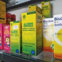 Depok, Indonesia, October 21, 2022, various brands of liquid medicine or syrup to reduce fever, relieve dry cough and phlegm for children or adults found in drug stores or pharmacies photo