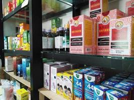 depok, indonesia, 21 de octubre de 2022, varias marcas de medicamentos líquidos o jarabe para reducir la fiebre, aliviar la tos seca y la flema para niños o adultos que se encuentran en farmacias o farmacias foto