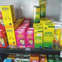 depok, indonesia, 21 de octubre de 2022, varias marcas de medicamentos líquidos o jarabe para reducir la fiebre, aliviar la tos seca y la flema para niños o adultos que se encuentran en farmacias o farmacias foto