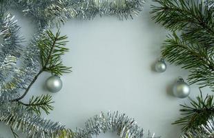 ramas de árboles de navidad, oropel y bolas de navidad. foto