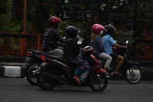 magelang, indonesia, 2022 - foto de muchos vehículos motorizados conduciendo por las calles por la tarde