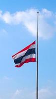 bandera de tailandia y cielo azul claro. foto