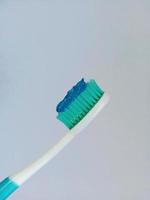pasta de dientes en un cepillo de dientes, higiene dental y salud foto