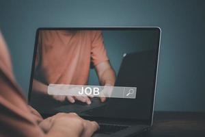 concepto de búsqueda de trabajo, hombre buscando oportunidades de trabajo en línea usando la aplicación de computadora de búsqueda de trabajo, encuentre su carrera, hombre mirando el sitio web en línea por computadora portátil. foto