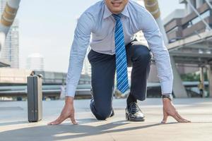 Comienzo de 2023, hombre de negocios preparándose para la carrera en el negocio en el fondo de la ciudad, conceptos exitosos de competencia empresarial. foto