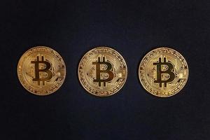 criptomoneda plata y moneda de bitcoin dorada sobre fondo negro. dinero virtual electrónico para banca web y pago de red internacional. símbolo de moneda virtual criptográfica. concepto de minería. foto