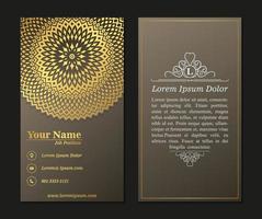 Tarjeta decorativa mandala de lujo en color dorado. vector