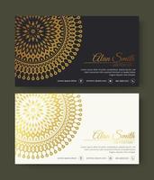 Tarjeta decorativa mandala de lujo en color dorado. vector