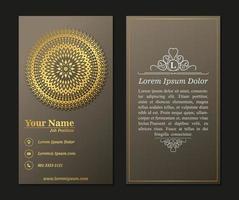 Tarjeta decorativa mandala de lujo en color dorado. vector