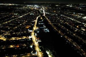 ciudad iluminada, imágenes aéreas por la noche foto