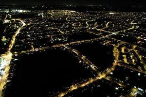 ciudad iluminada, imágenes aéreas por la noche foto