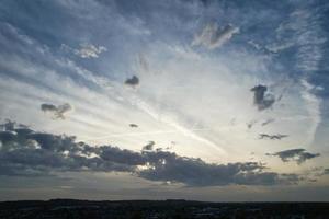 Las nubes y el cielo más bellos de la ciudad de London Luton en Inglaterra foto