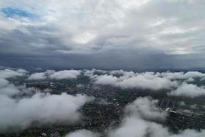 Las nubes y el cielo más bellos de la ciudad de London Luton en Inglaterra foto