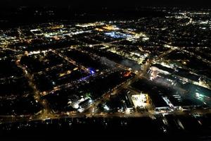 ciudad iluminada, imágenes aéreas por la noche foto