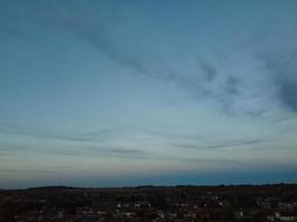 Las nubes y el cielo más bellos de la ciudad de London Luton en Inglaterra foto