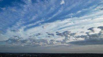 Las nubes y el cielo más bellos de la ciudad de London Luton en Inglaterra foto