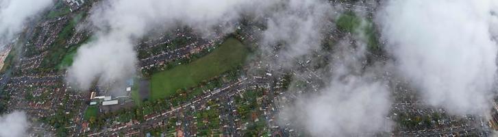 Las nubes y el cielo más bellos de la ciudad de London Luton en Inglaterra foto