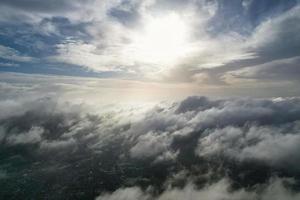 Las nubes y el cielo más bellos de la ciudad de London Luton en Inglaterra foto