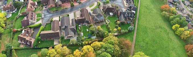 vista aérea de alto ángulo de la ciudad británica en un hermoso día de invierno foto