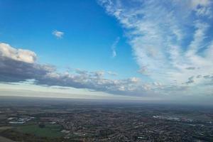 Las nubes y el cielo más bellos de la ciudad de London Luton en Inglaterra foto