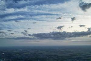 Las nubes y el cielo más bellos de la ciudad de London Luton en Inglaterra foto