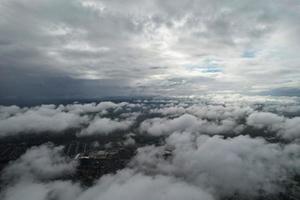 Las nubes y el cielo más bellos de la ciudad de London Luton en Inglaterra foto