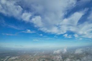 Las nubes y el cielo más bellos de la ciudad de London Luton en Inglaterra foto