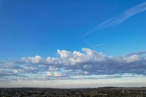 Las nubes y el cielo más bellos de la ciudad de London Luton en Inglaterra foto