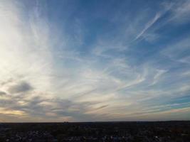 Las nubes y el cielo más bellos de la ciudad de London Luton en Inglaterra foto