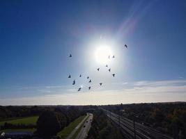 vista aérea de alto ángulo de la ciudad británica en un hermoso día de invierno foto