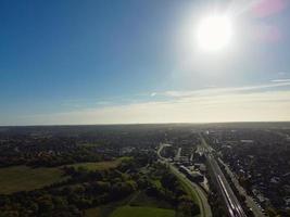 vista aérea de alto ángulo de la ciudad británica en un hermoso día de invierno foto