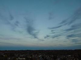 Las nubes y el cielo más bellos de la ciudad de London Luton en Inglaterra foto