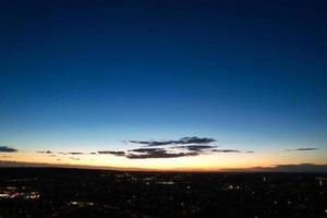 ciudad iluminada, imágenes aéreas por la noche foto