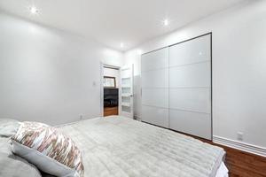 Apartamento moderno de lujo de alta gama completamente amueblado en Montreal con sótano terminado, dormitorios, lavandería, cocina, patio trasero y sala de estar. foto