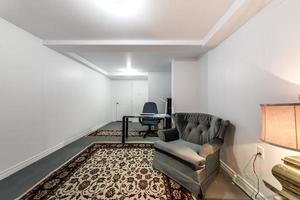 Apartamento moderno de lujo de alta gama completamente amueblado en Montreal con sótano terminado, dormitorios, lavandería, cocina, patio trasero y sala de estar. foto