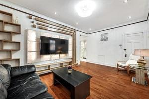 Apartamento moderno de lujo de alta gama completamente amueblado en Montreal con sótano terminado, dormitorios, lavandería, cocina, patio trasero y sala de estar. foto