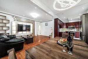 Apartamento moderno de lujo de alta gama completamente amueblado en Montreal con sótano terminado, dormitorios, lavandería, cocina, patio trasero y sala de estar. foto