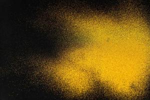 una textura mínima de arena dorada sobre un fondo negro foto